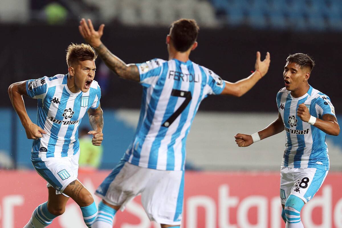 Reniero festeja su gol junto con Fértoli y Zaracho; Racing quedó al tope del Grupo F junto con Nacional