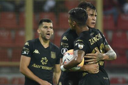 Reniero ya anotó el empate parcial y festeja on Zaracho, que luego convirtió el 2-1 definitivo en Mérida