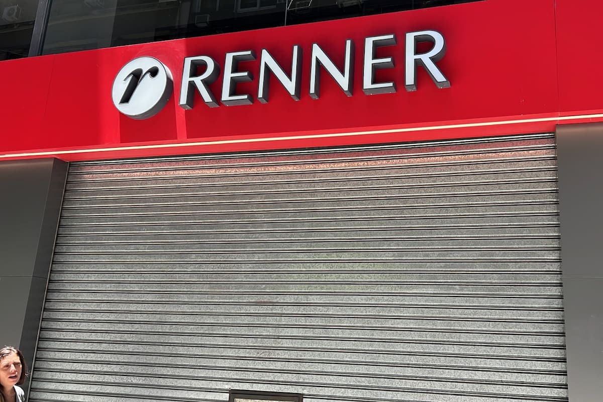 Renner mantiene cerrado temporalmente su local de la calle Florida.