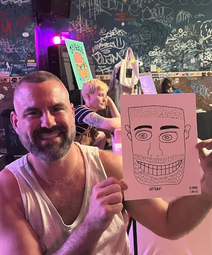 Reno nunca avisa en sus redes sociales cuándo dibujará en otros lugares, como cuando lo invitan a bares (Instagram/@terrible.portraits)