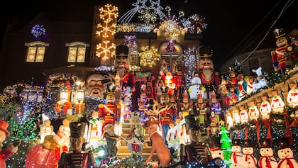 Renos, muñecos de nieve y toda la parafernarlia navideña al servicio de la decoración en Dyker Heights, Brooklyn, Estados Unidos (archivo)