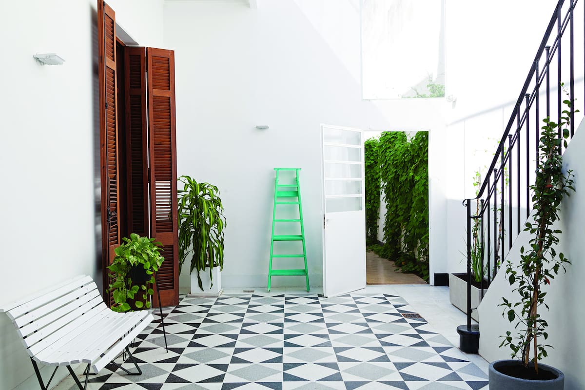 Renovación de un antiguo PH abierto al patio realizada por el arquitecto Ignacio Szulman