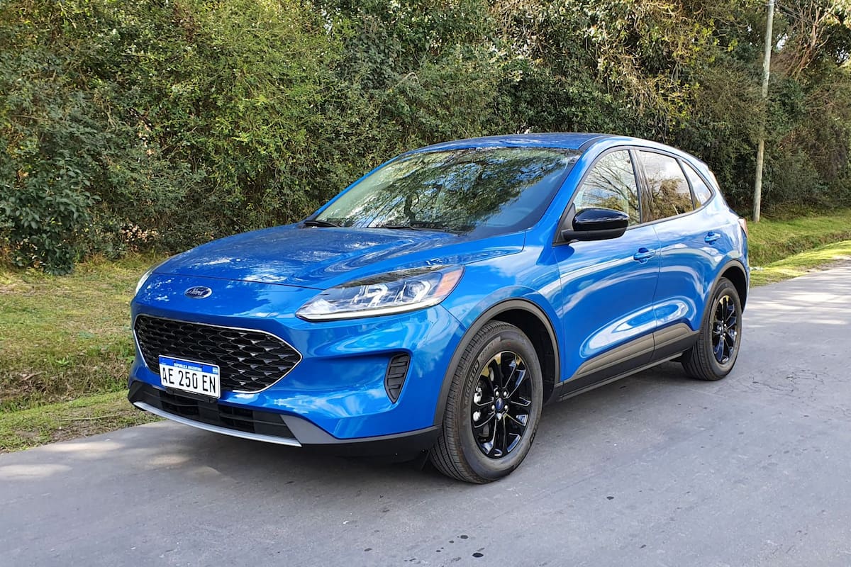 Renovación total para el Ford Kuga, que ahora tiene una estética menos voluminosa y mecánica híbrida