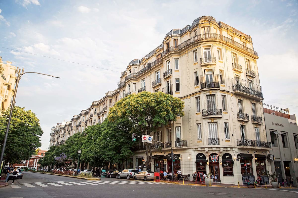 Renovada, la cuadra de avenida Caseros que va desde Parque Lezama hasta Bolívar concentra buena cocina y encantadora mística porteña: una opción más que atractiva para sortear el verano en la ciudad. Vamos con algunas propuestas de gastronomía