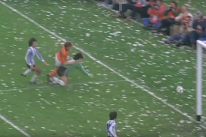 Rensenbrink define ante Fillol. La pelota dará en el palo, para el alivio de todos los argentinos