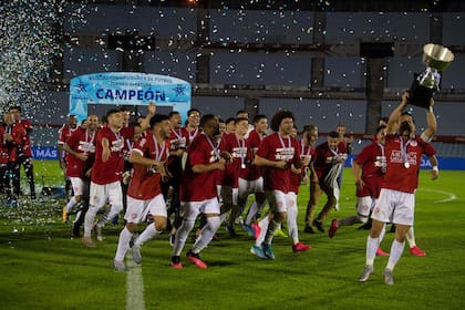 El campeón ensaya la vuelta olímpica en el estadio Centenario: la fiesta de Rentistas se trasladó a la sede del barrio Cerrito de la Victoria, de Montevideo