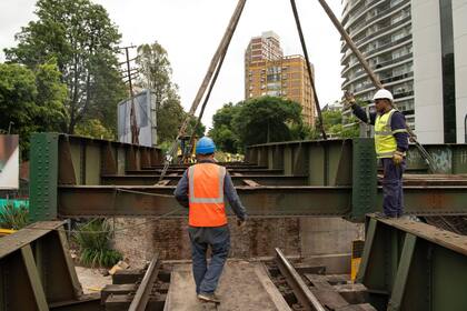 Renuevan un puente ferroviario sobre la avenida Elcano: los camiones solían chocarlo.