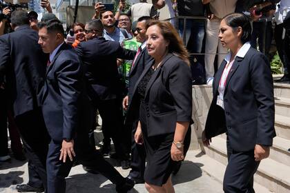 Renuncia primer ministro de Perú un día antes de que Congreso decida su censura