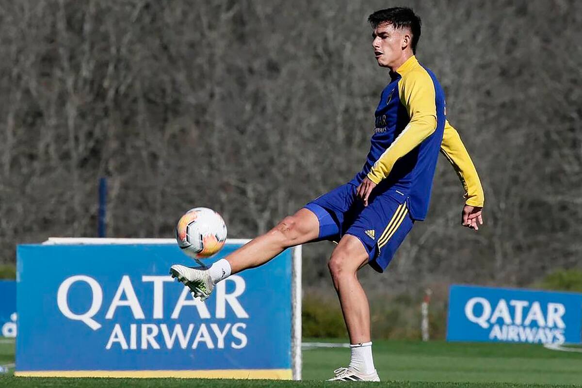 Renzo Giampaoli es diestro y puede jugar en cualquiera de los dos puestos de la zaga central de Boca; este sábado debutará como titular ante Patronato, por la Copa de la Liga