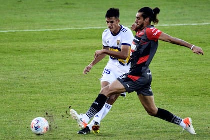 Renzo Giampaoli, una de las caras nuevas xeneizes, tuvo una buena tarea contra Patronato; aquí, en un cruce perfecto.