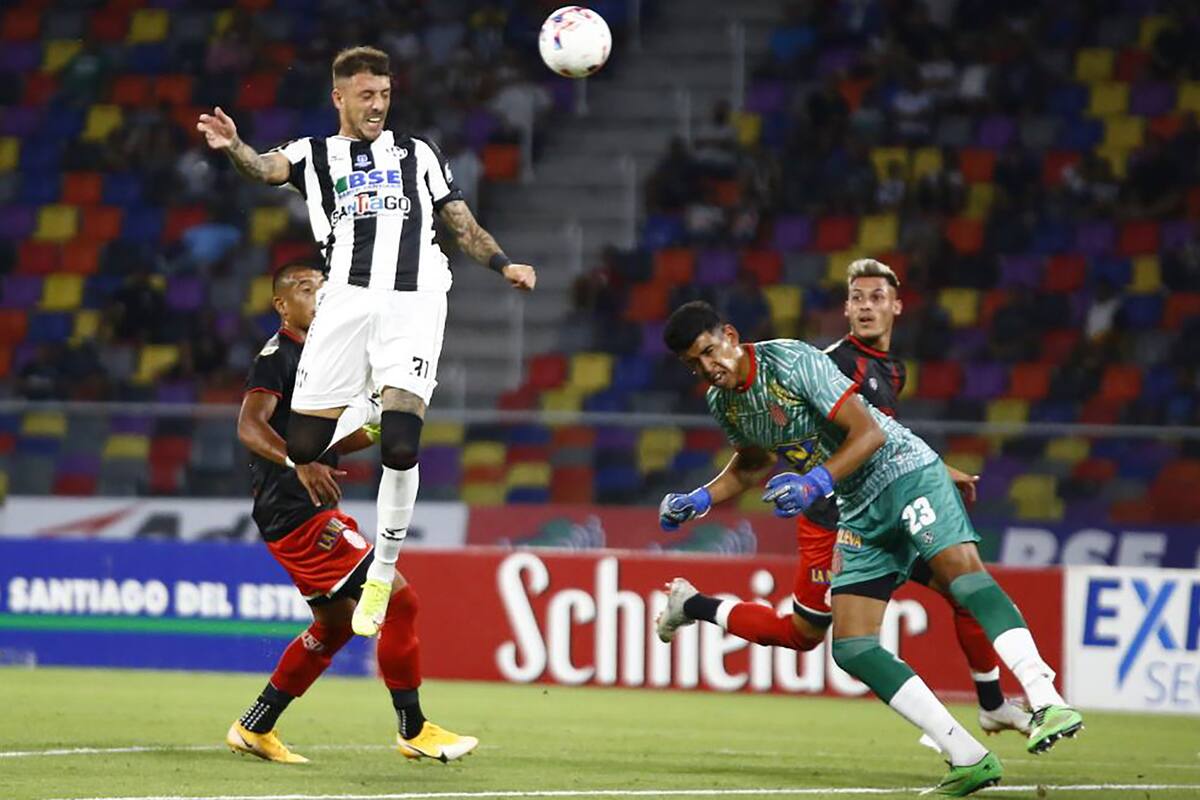 Renzo López, autor del primer gol (de cabeza) de Central Córdoba ante Barracas Central en Santiago del Estero