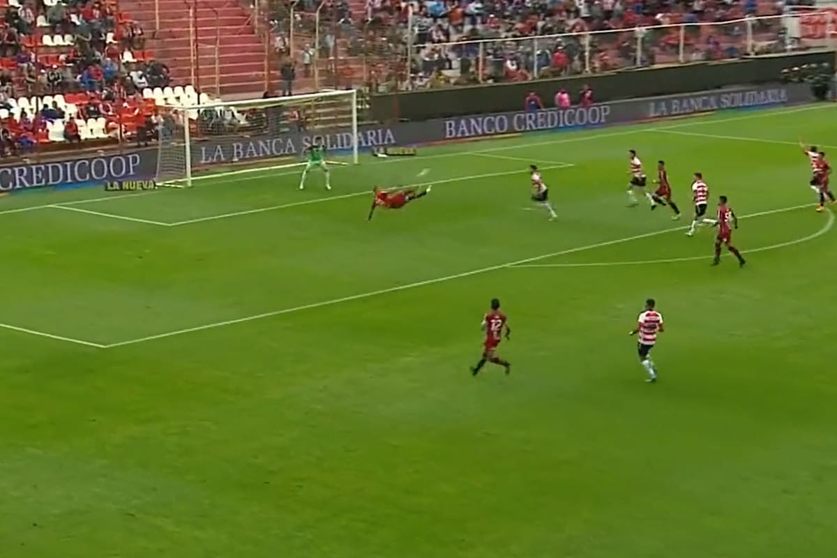 Renzo López conectó de aire y marcó un golazo, el primero de sus tres en el 4-1 de Central Córdoba a Unión en Santa Fe, por la última fecha de la Liga Profesional.