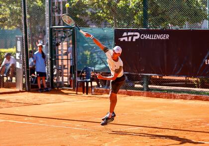 Renzo Olivo, en el Challenger del Tenis Club Argentino: nervioso e impreciso, se retiró por un problema lumbar mientras jugaba el segundo set de la primera ronda