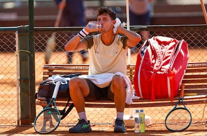 Renzo Olivo, en el Tenis Club Argentino, durante esta semana: volvió a competir luego de 203 días días, pero se despidió pronto y en unas semanas actuará en Rosario