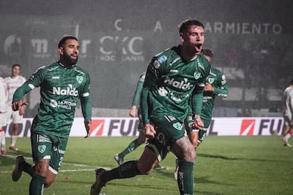 Renzo Orihuela festeja el 2-2 de Sarmiento ante Argentinos, en Junín
