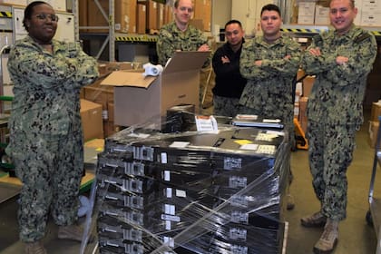 Renzo Sobrevilla junto al equipo de Gestión de Material del Hospital Naval de Bremerton (Foto: DVIDS- Defense Visual Information Distribution Service)