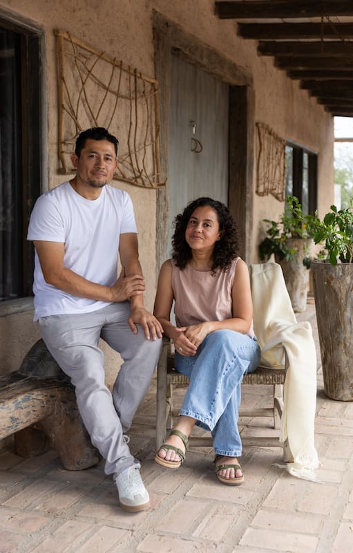 Renzo y Lara ofrecen sus productos en Quimili Paso