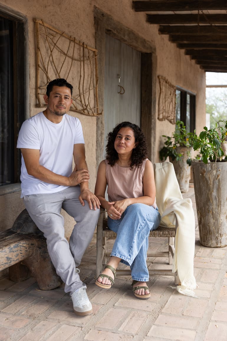 Renzo y Lara ofrecen sus productos en Quimili Paso