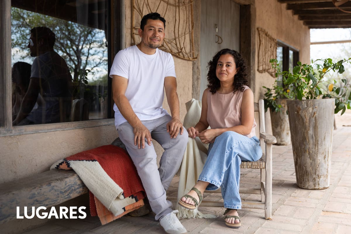 Renzo y Lara ofrecen sus productos en Quimili Paso