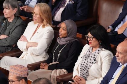 Rep. Ilhan Omar reacciona al discurso del presidente Donald Trump este martes 24 de febrero de 2026 (AP Photo/J. Scott Applewhite)