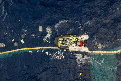 Reparación de daños. Integrantes del equipo Ocean Cleanup remueven residuos plásticos en aguas del Pacífico, en octubre de 2019