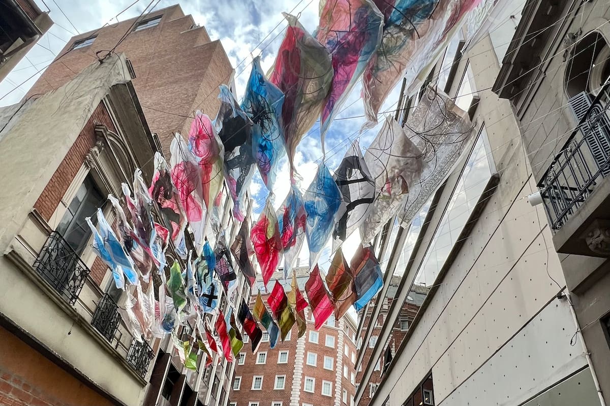 Reparo, intervención de Martín Churba y Guillermo Cameron Mac Lean en el Pasaje Tres Sargentos, en el marco de Microcentro cuenta