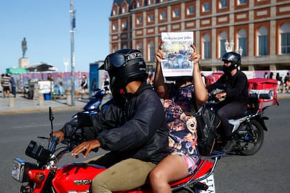 Repartidores de aplicaciones marcharon reclamando mas seguridad y justicia por Johana