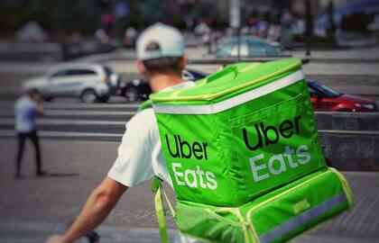 Repartidores de pedidos en Nueva York tendrán nuevas protecciones desde el 26 de enero