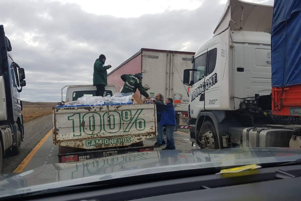 Reparto de agua y alimentos en la ruta internacional de Chile, durante el bloqueo de camiones.