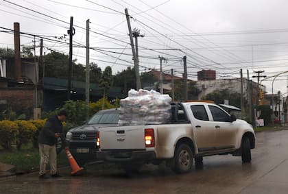 Reparto de bolsas de alimentos y boletas en laUnidad Basica de Marcelo Sosa candidato a consejal por Gildo en la ciudad de Formosa.
28 de Junio 2025.