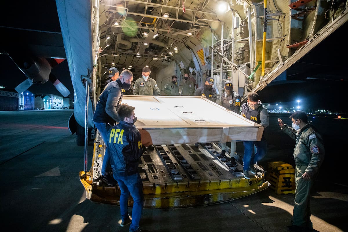 Repatriación de las siete pinturas de Ernesto Deira desde Santiago de Chile; el ministro de Cultura de la Nación, Tristán Bauer, aguardó la llegada del avión Hércules
