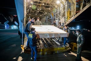 Repatriación de las siete pinturas de Ernesto Deira desde Santiago de Chile; el ministro de Cultura de la Nación, Tristán Bauer, aguardó la llegada del avión Hércules