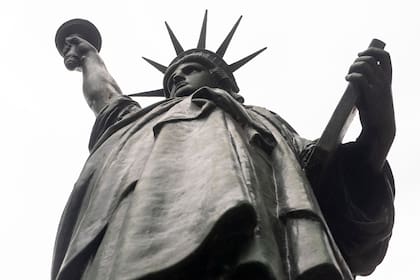 Réplica a escala de la estatua de la libertad en Barrancas de Belgrano