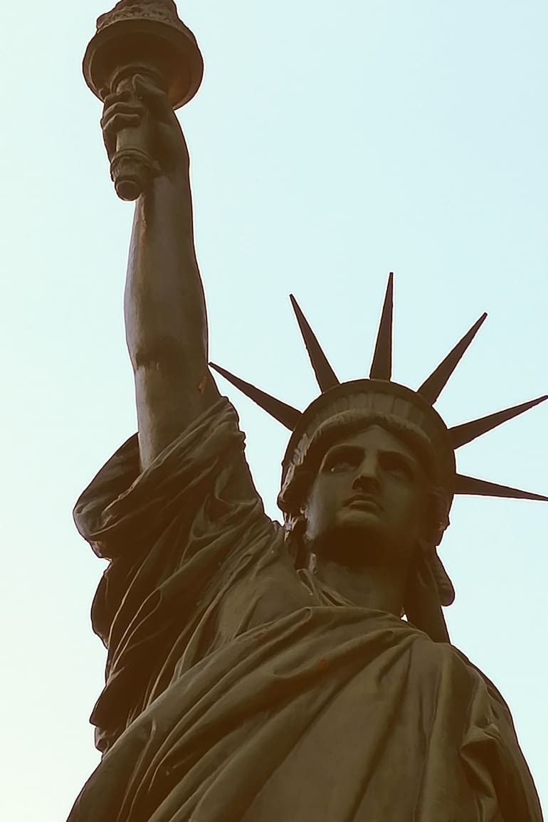 Réplica a escala de la estatua donada por Francia a los Estados Unidos