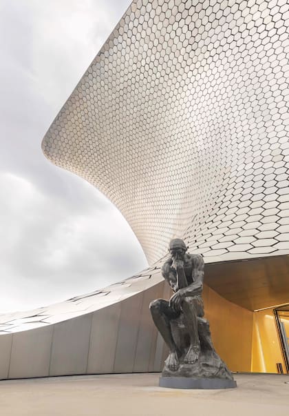Réplica de El pensador, de Auguste Rodin, en la entrada del Museo Soumaya.