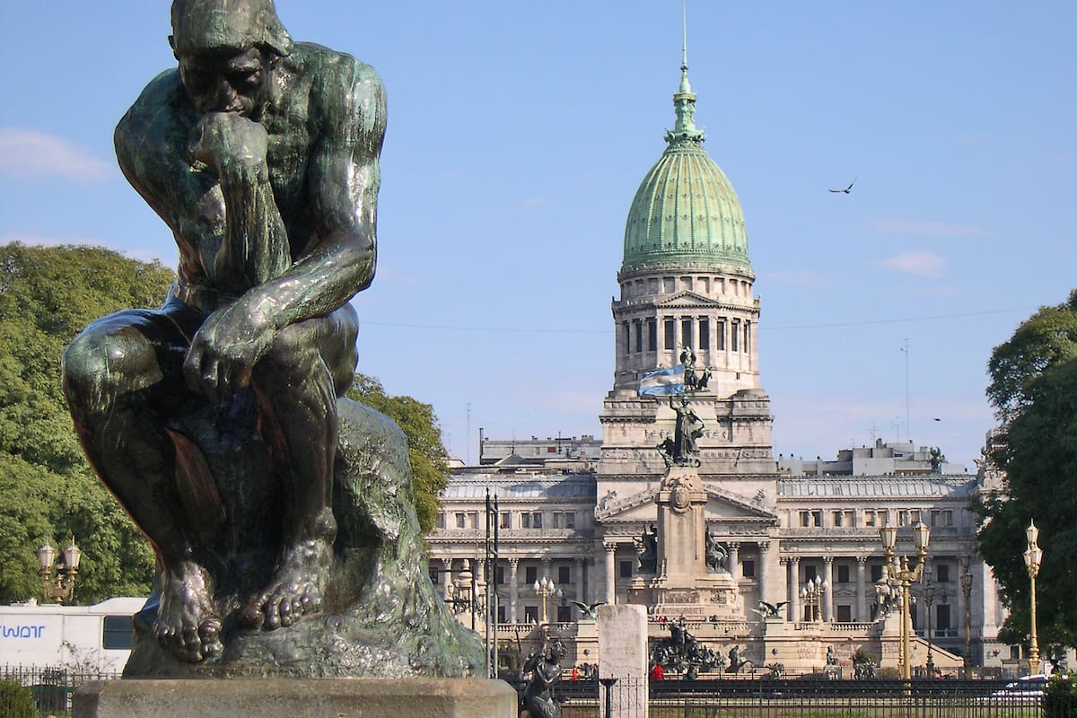 Réplica de El Pensador, de Rodin, en la Plaza del Congreso
