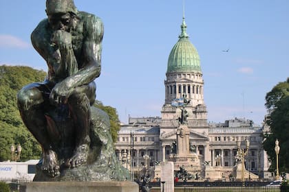 Réplica de El Pensador, de Rodin, en la Plaza del Congreso