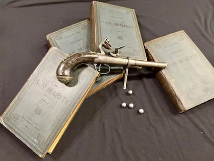 Réplica de la pistola de San Martín hecha por Osvaldo y Martín, junto con la biografía del prócer escrita por Bartolomé Mitre