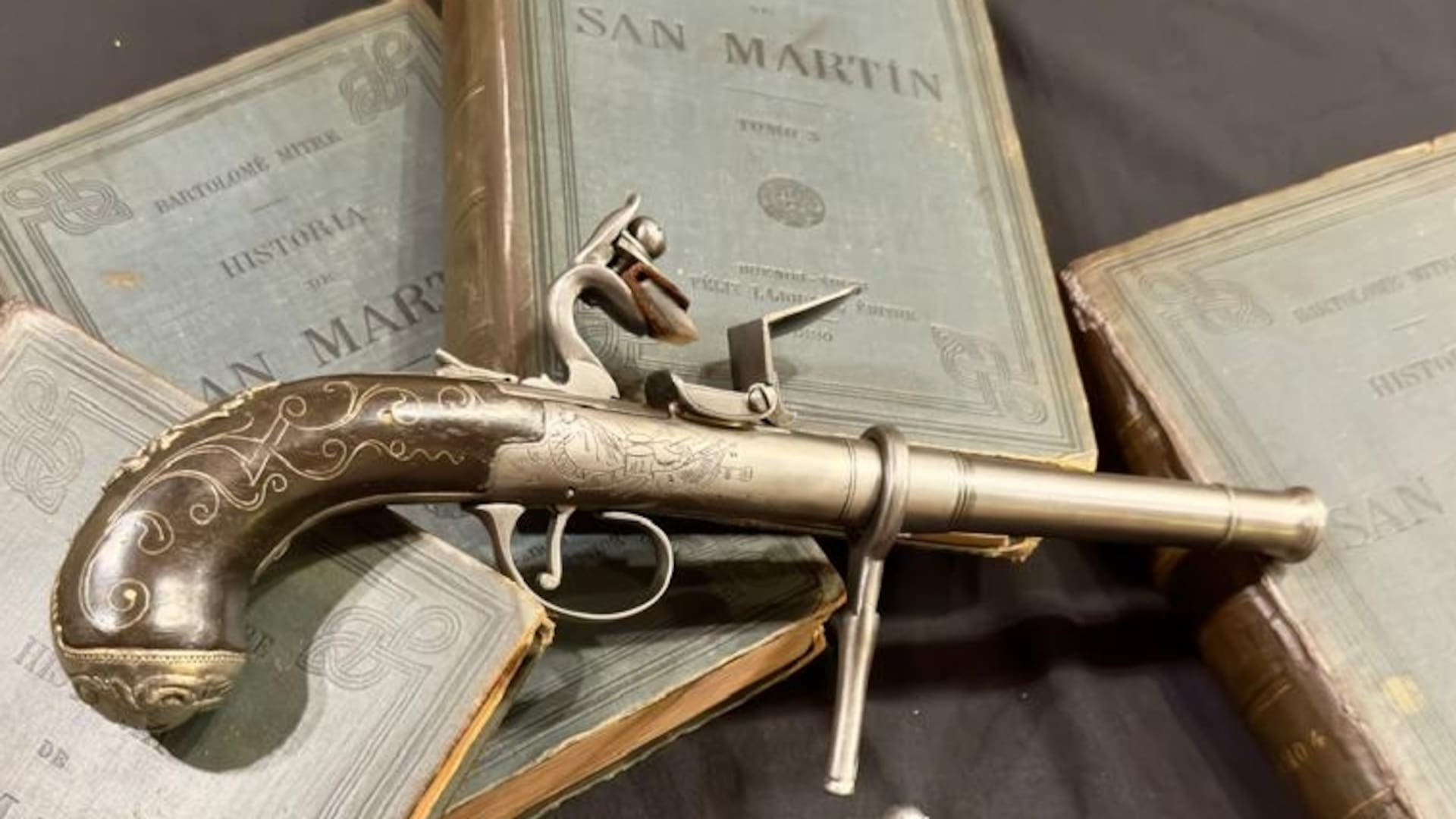 Osvaldo (67) Gatto y su hijo Martín (47) con la réplica de la pistola que San Martín compró en Londres antes de venir a América