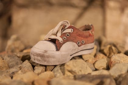Réplica de la zapatilla roja que había comprado Nando Parrado.