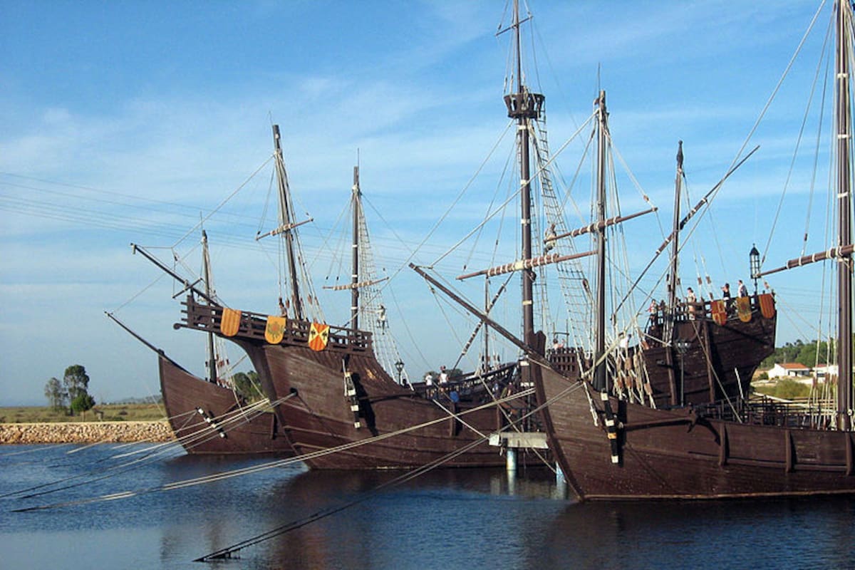 Réplica de los tres barcos que participaron en el primer viaje de Cristóbal Colón, en el Muelle de las Carabelas (Palos de la Frontera, España). Wikimedia Commons