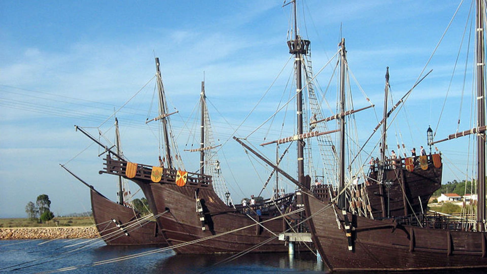 Réplica de los tres barcos que participaron en el primer viaje de Cristóbal Colón, en el Muelle de las Carabelas (Palos de la Frontera, España). Wikimedia Commons