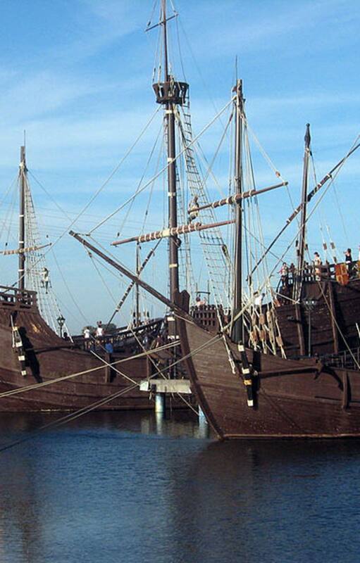 Réplica de los tres barcos que participaron en el primer viaje de Cristóbal Colón, en el Muelle de las Carabelas (Palos de la Frontera, España). Wikimedia Commons