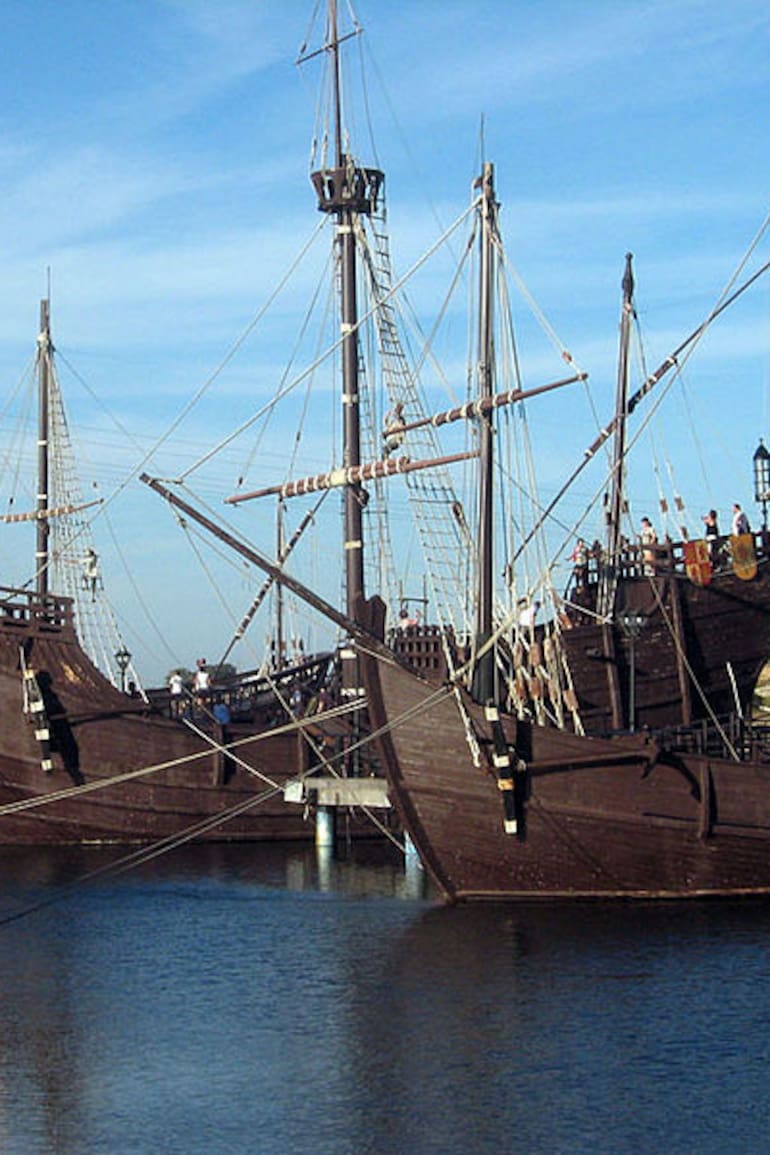 Réplica de los tres barcos que participaron en el primer viaje de Cristóbal Colón, en el Muelle de las Carabelas (Palos de la Frontera, España). Wikimedia Commons