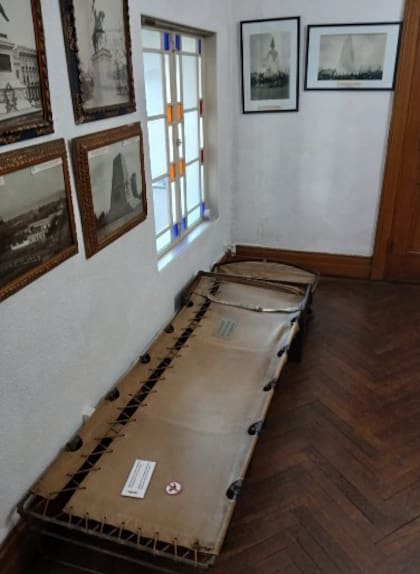 Réplica del catre de campaña que utilizó San Martín durante el cruce de los Andes, en el segundo piso de la casa