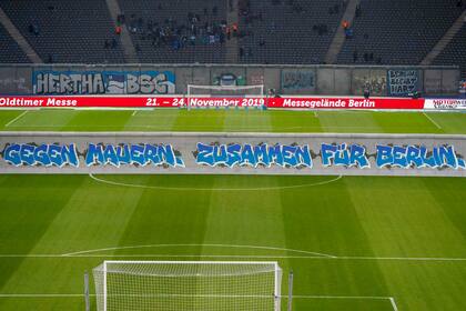 Réplica del muro de Berlín que dividió hoy en dos el campo de juego del estadio Olímpico, de esa ciudad, en conmemoración de los 30 años de su caída.