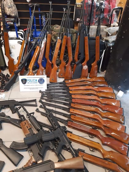 Réplicas de armas de fuego incautadas en un local de venta al público en Once