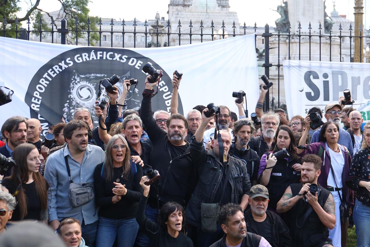 Reporteros gráficos realizan un Camarazo frente al Congreso de La Nación debido a la violencia ejercida por la policía contra los trabajadores de prensa.
Se habló de Pablo Grillo, fotógrafo internado, herido de gravedad.