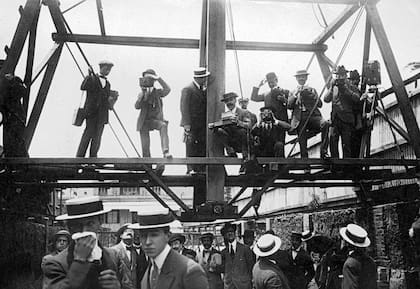 Reporteros Gráficos tomando las imágenes desde el andamio.