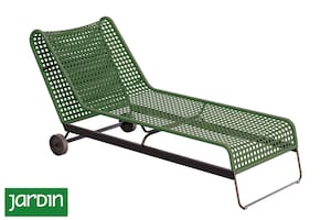 Reposera Cordón: Estructura pintada al horno en diferentes colores (negro, verde, bordó, azul y natural), con ruedas y muy liviana para su movilidad.